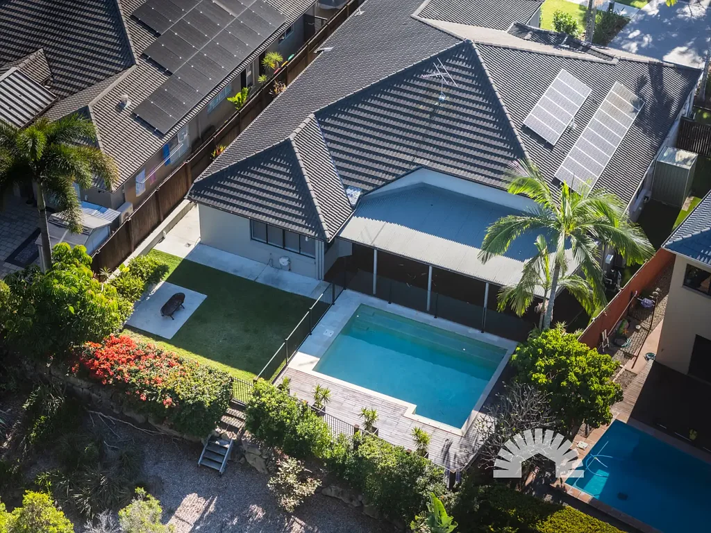 North Lakes 5房 730m²宽敞地块 时尚木纹地板 地下泳池 双车位车库 阁楼存储空间 开放式厨房 篝火区 北湖中心位置 Luxury, Space & Lifestyle by the Lake - A True North Lakes Showpiece