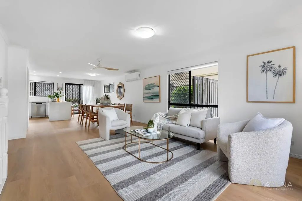 Eight Mile Plains 3房 奢华生活与极致便利的结合——全新翻修的三层瑰宝！ Luxury Living Meets Ultimate Convenience – Fully Renovated Triple-Storey Gem!