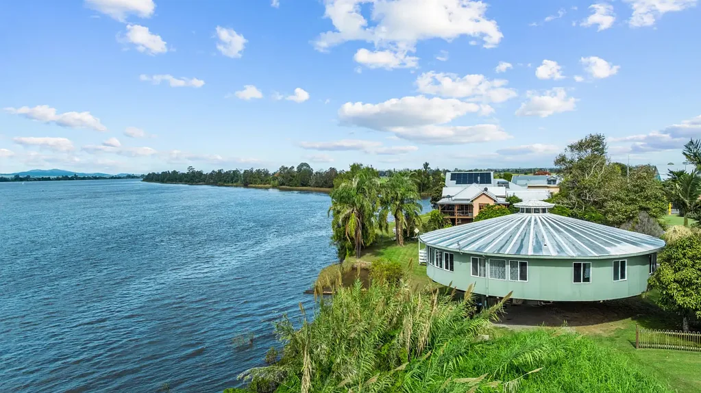 Lawrence 5房  UNQIUE RIVERFRONT HOME - DON'T MISS THIS RARE OPPORTUNITY!