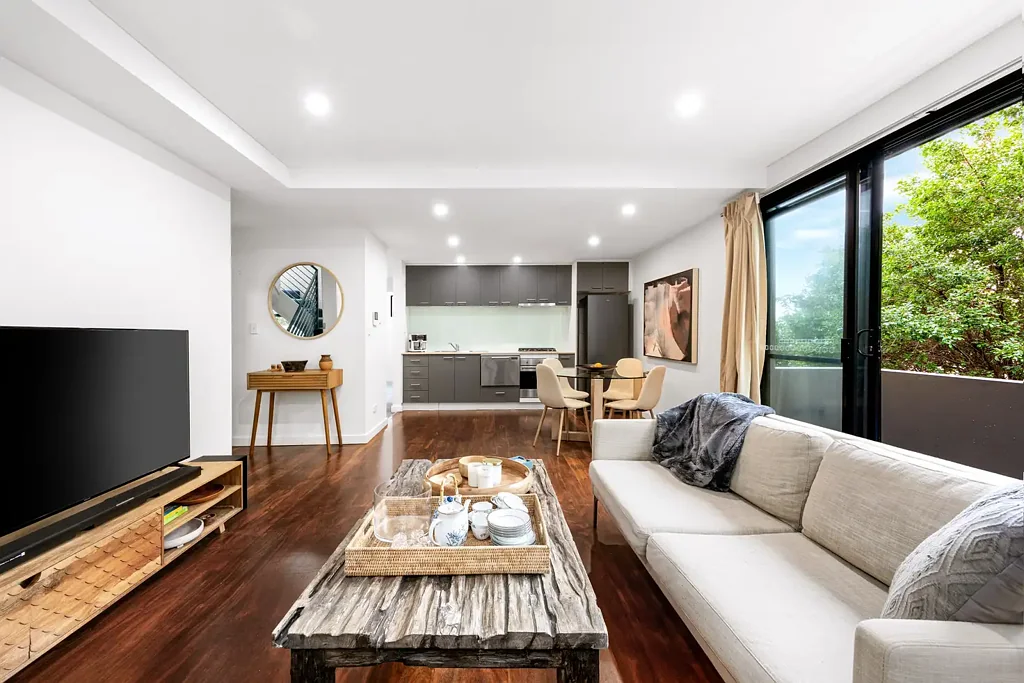 Neutral Bay 1房 市中心静谧入口 现代一居室安保公寓 76平米产权 铝框黑窗 绿景阳台 Smeg厨房 Fisher & Paykel洗碗机 齐腰盥洗台 精品建筑安全停车 Stylish Living in the Heart of Neutral Bay