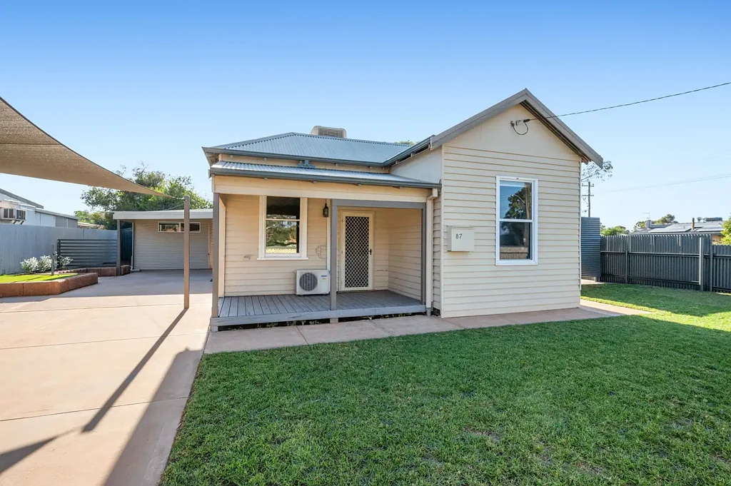 Kalgoorlie 3ਬੈੱਡਰੂਮ Renovated Character Home with Independent Studio – Heart of Kalgoorlie