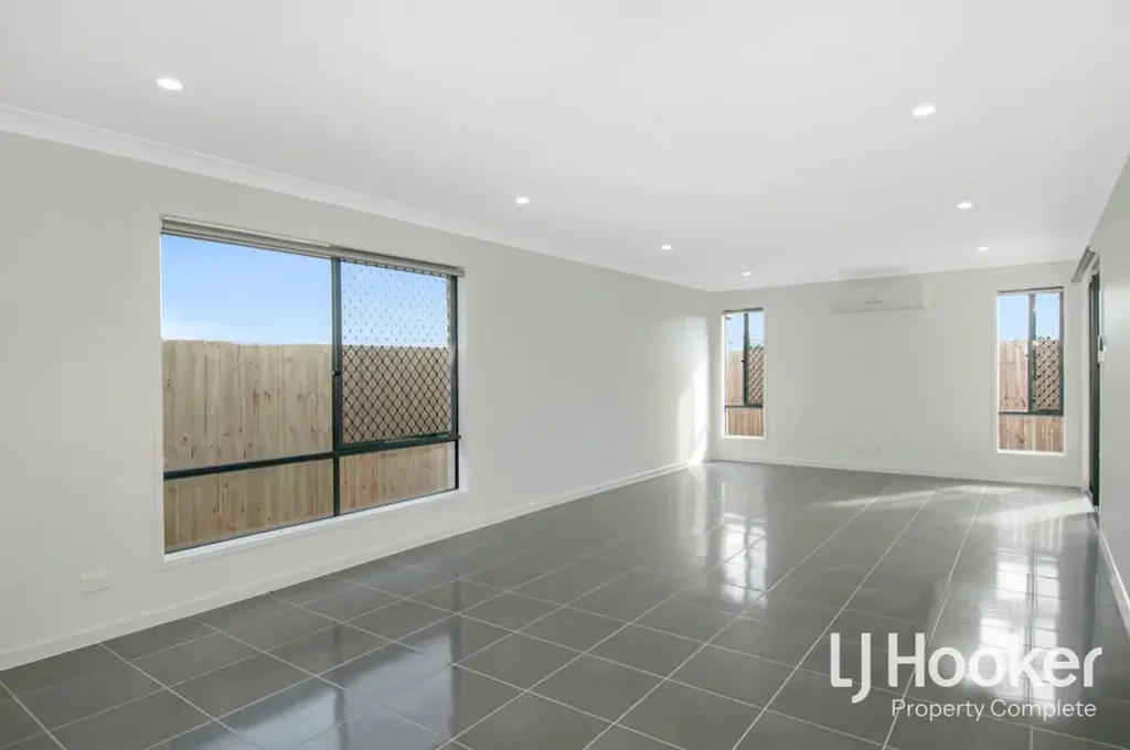 Low Maintenance 3 Bedroom Modern Home!!