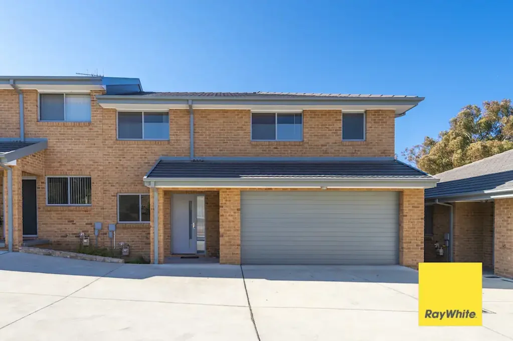 Queanbeyan East 3ห้องนอน Contemporary Townhouse Living in a Convenient Location