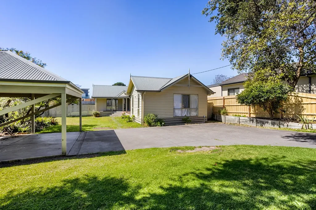 Rosebud 3 Bedroom Charming 3-Bedroom Home Near Rosebud Shopping Centre and Beach