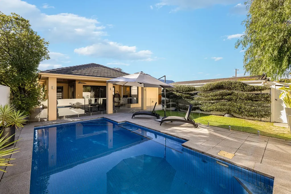 Glenelg East 4部屋 Custom Space, Scale & Sophistication by the Seaside.