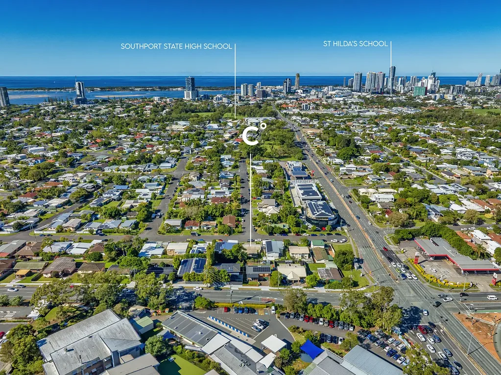 Southport 3 Slaapkamer Potential Plus - Redevelop, Restore or Build your Dream Home!