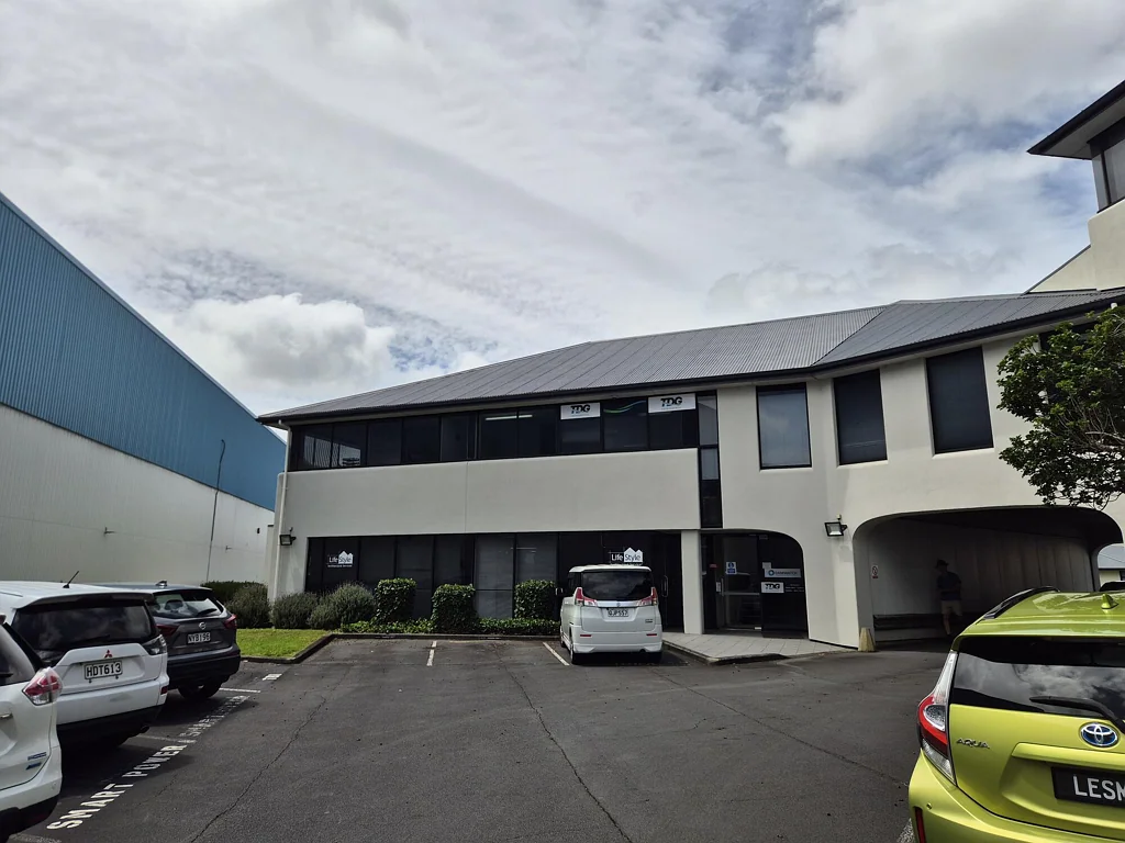 Henderson Modern level 1 office in Lincoln Manor