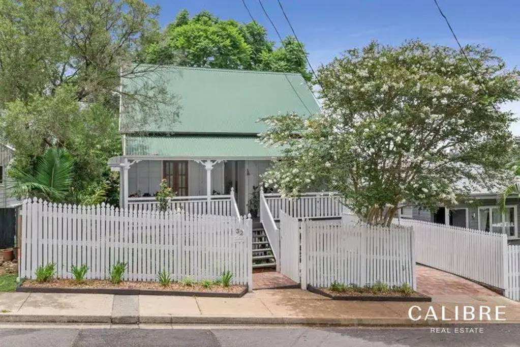 Character Queenslander with Loft & Entertainer's Deck Near the CBD