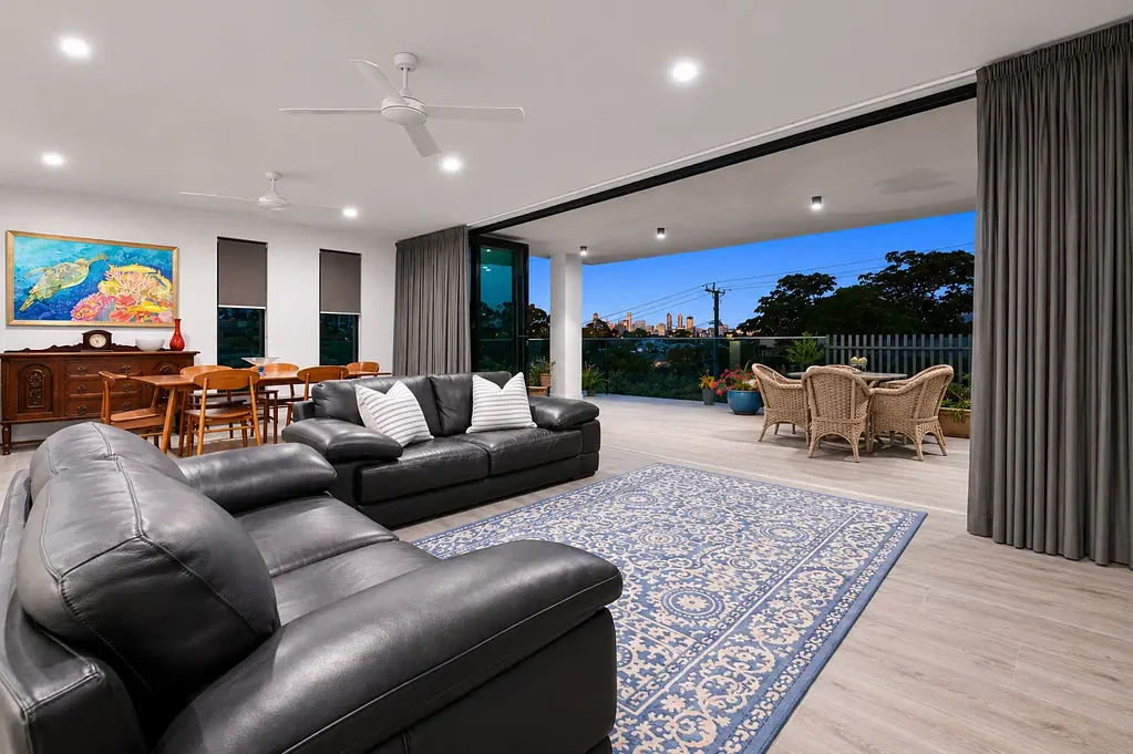 Taringa 3Zimmer Refined Residence with Spectacular City Views and Perfect North East Aspect