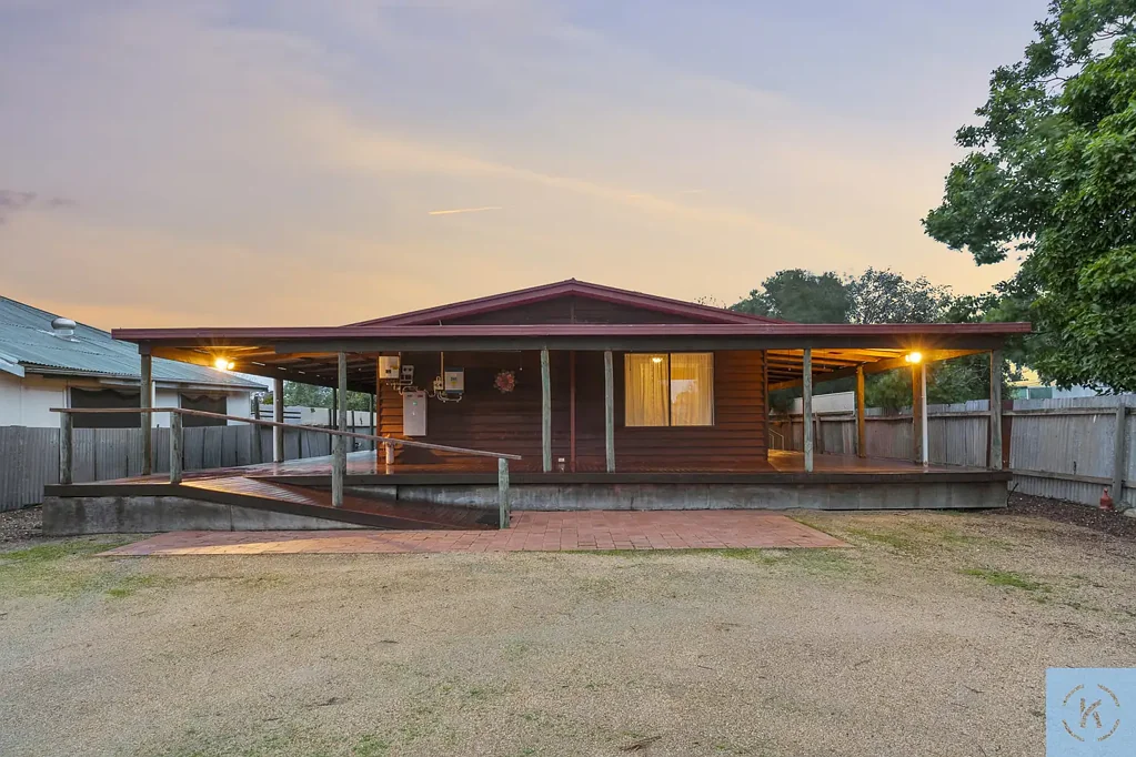 Tocumwal 3कमरा Charming Cedar Home with Space, Sheds & Rear Lane Access