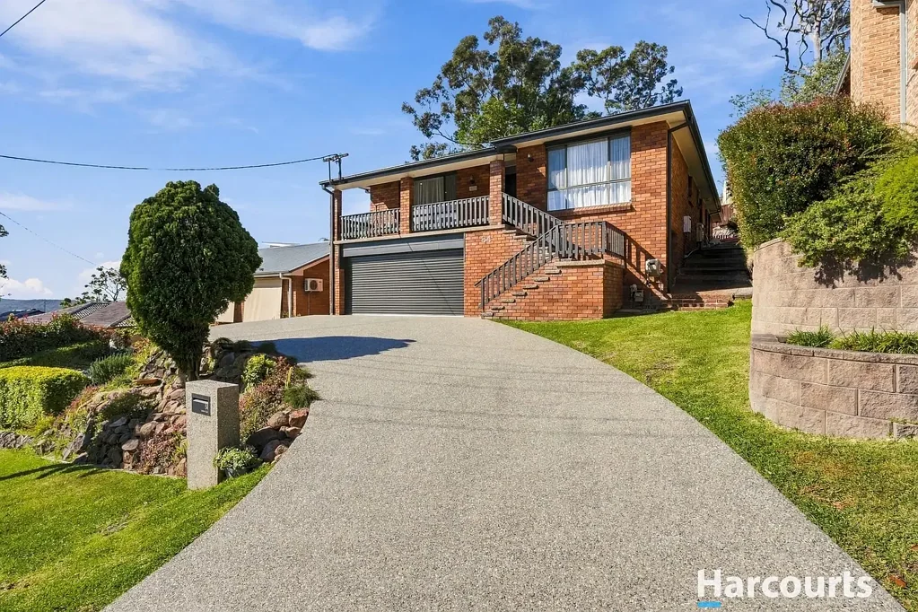 Macquarie Hills 3બેડરૂમ Polished Family Entertainer with Sensational Views