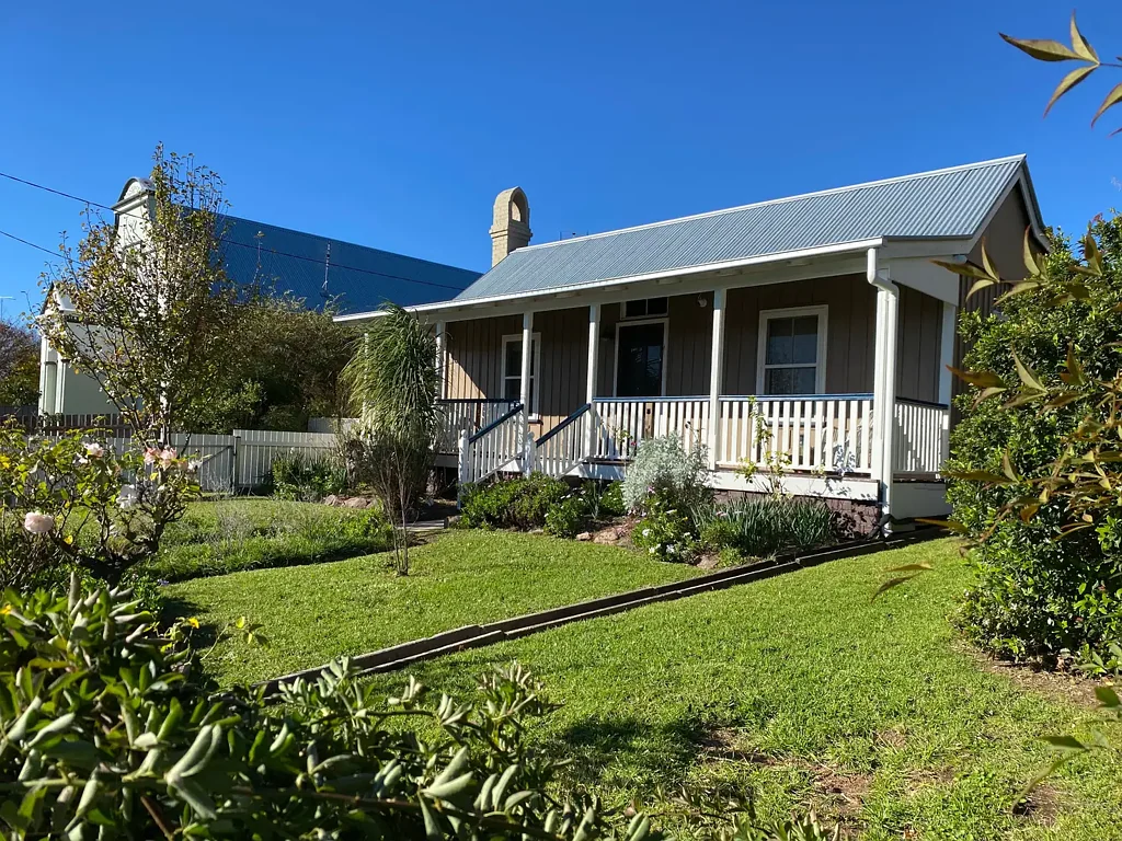 Tenterfield 3Moenga Charming Circa 1880 Cottage – Awen - A Warm Welcoming Home