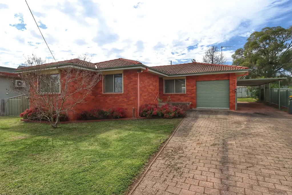 19 Newcombe Street, Cowra, NSW 2794