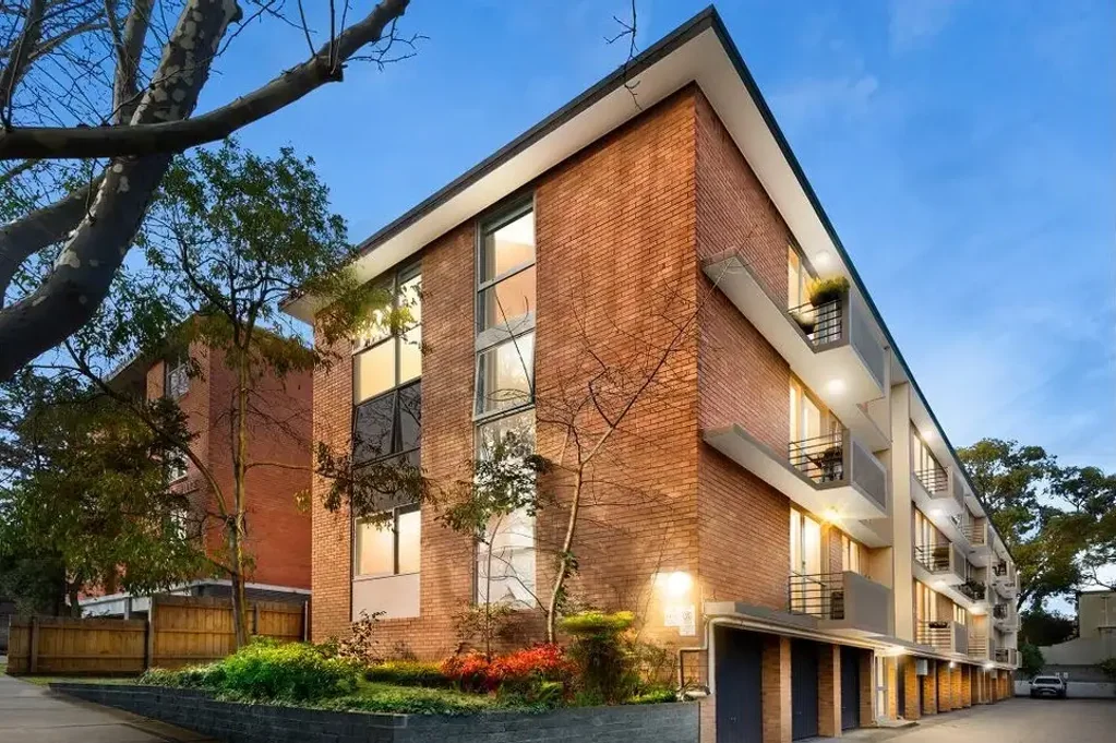 South Yarra 2房 绿树成荫的宽阔街道上的蓝筹物业 Blue chip offering in wide tree-lined street
