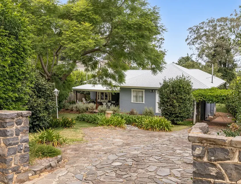 2 Barry Street, Mount Lofty, QLD 4350, 4 slaapkamers, 2 badkamers, House