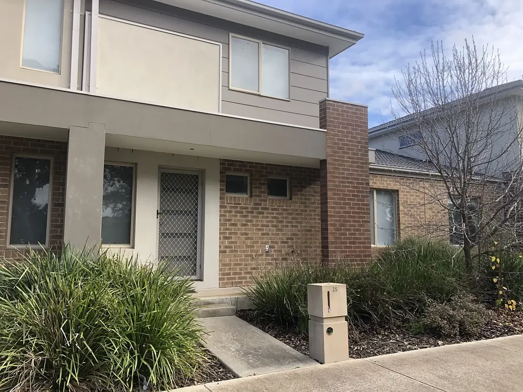 Stylish, Low-Maintenance Townhouse in Prime Wollert Location