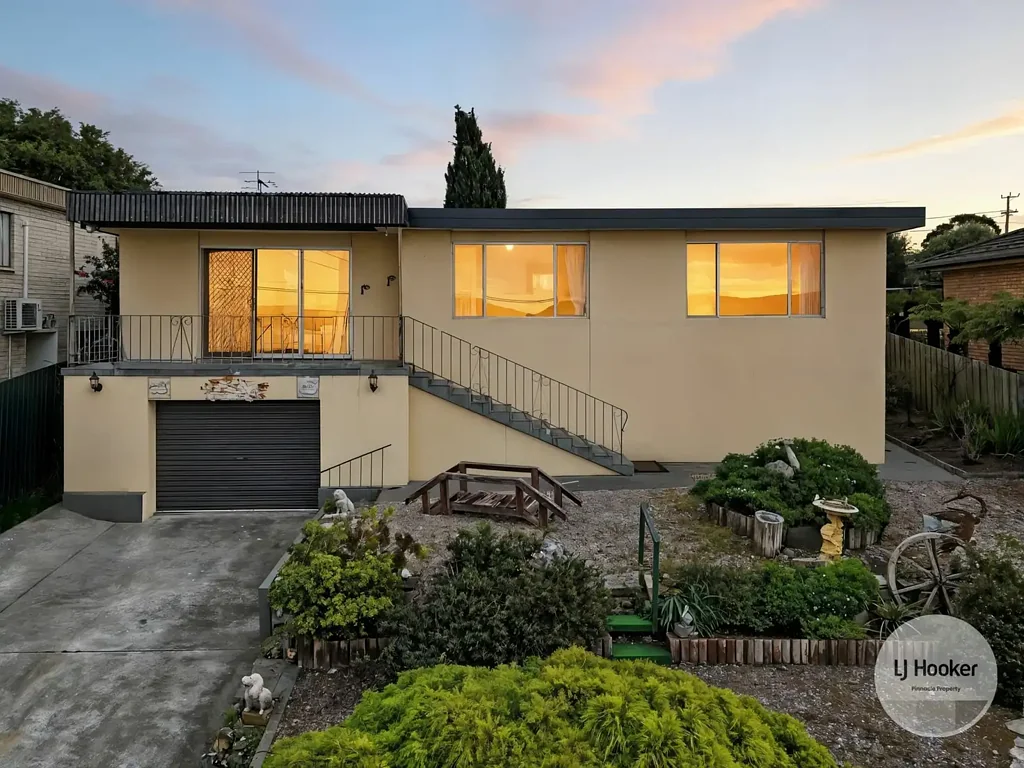 Midway Point 3 Bedroom Midway Point - Charming Classic with Room to Move and Entertain!