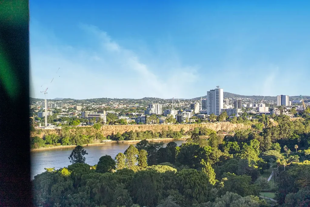 Brisbane City 2Zimmer Annual income $450K to $500K   $619,000 plus (Offer Close by 26 Aug)