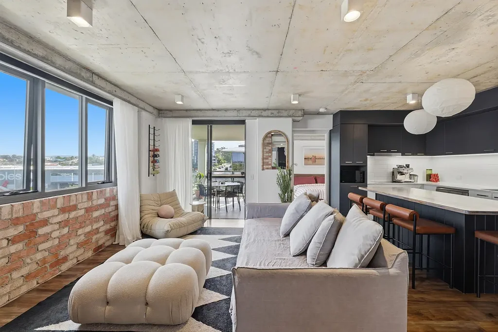 Varsity Lakes 2房  New York Inspired Apartment with Stunning Hinterland Sunset Views!!