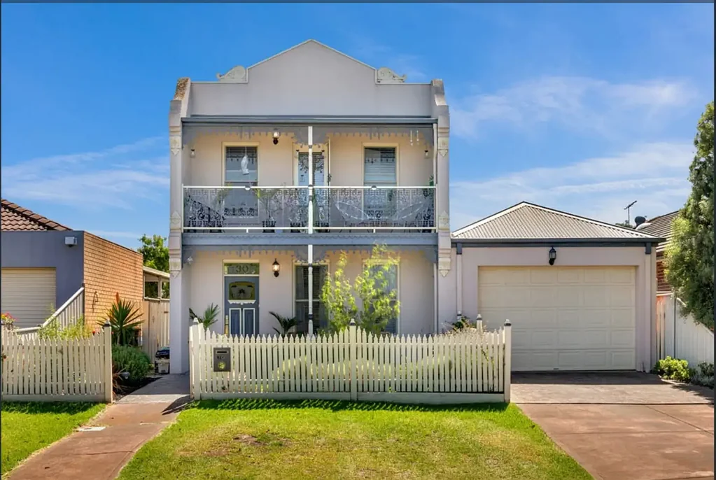 Spacious Family Home in a Prime Caroline Springs Location
