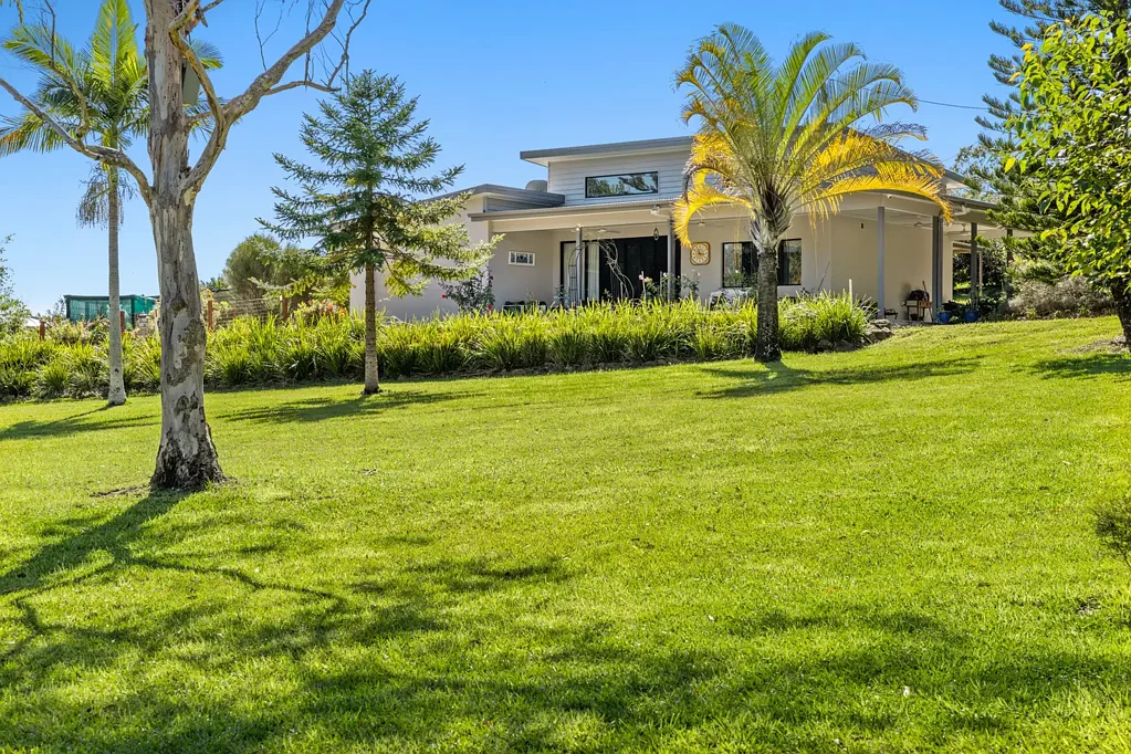 Cootharaba 6部屋 Rare Multi-Generational Estate for Three Families with Resort-Style Living & Hinterland Serenity