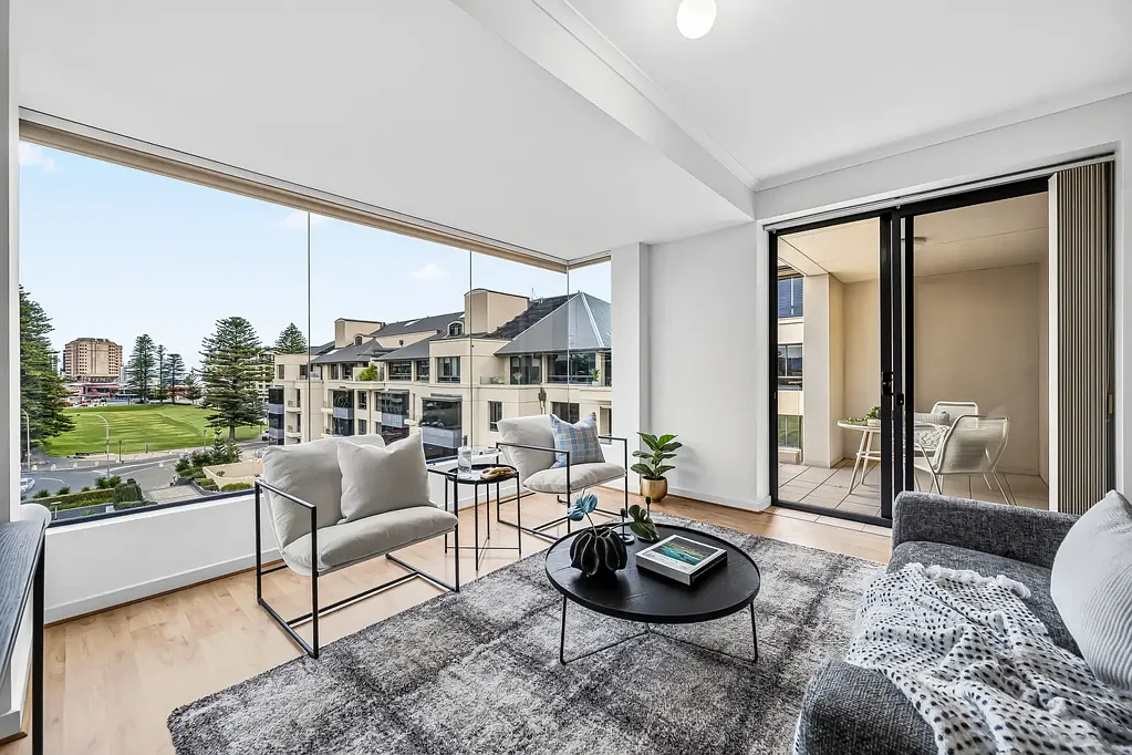 Glenelg 2房  Renovated Coastal Apartment with Reserve Views in the Heart of Glenelg