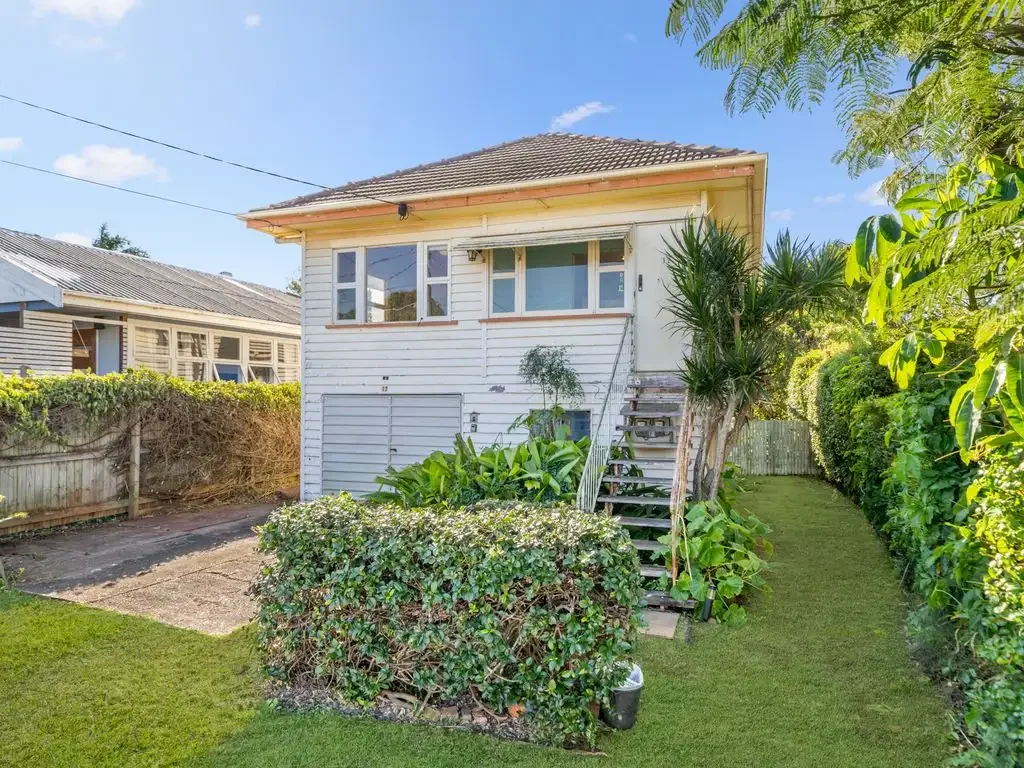 Scarborough 2 Bedroom East of Oxley Ave – Original Weatherboard and tile highset home