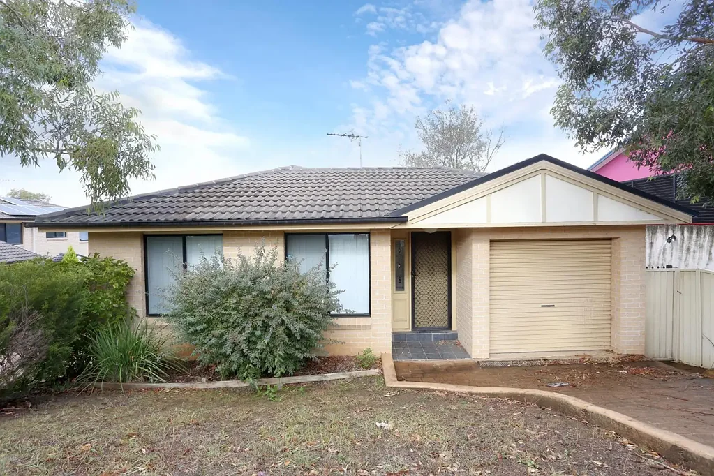 split level townhouse in the center of Eagal Vale