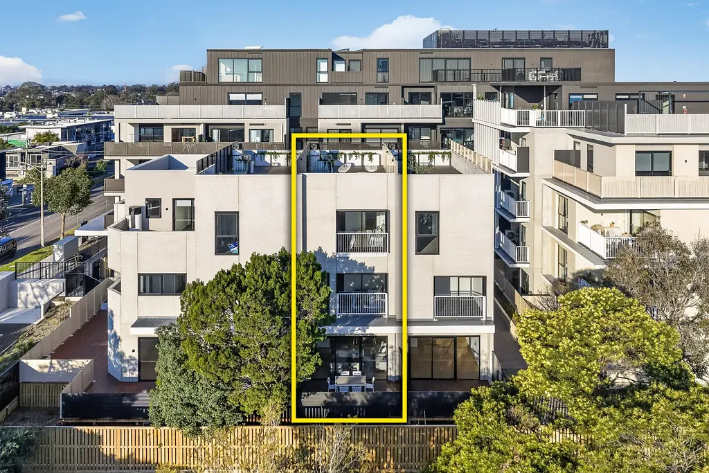 Sandringham 4房 全新精美设计4卧室联排别墅，带屋顶露台及双车库 Brand-New, Fully Styled 4-Bedroom Townhouse with Rooftop Terrace & Double Garage