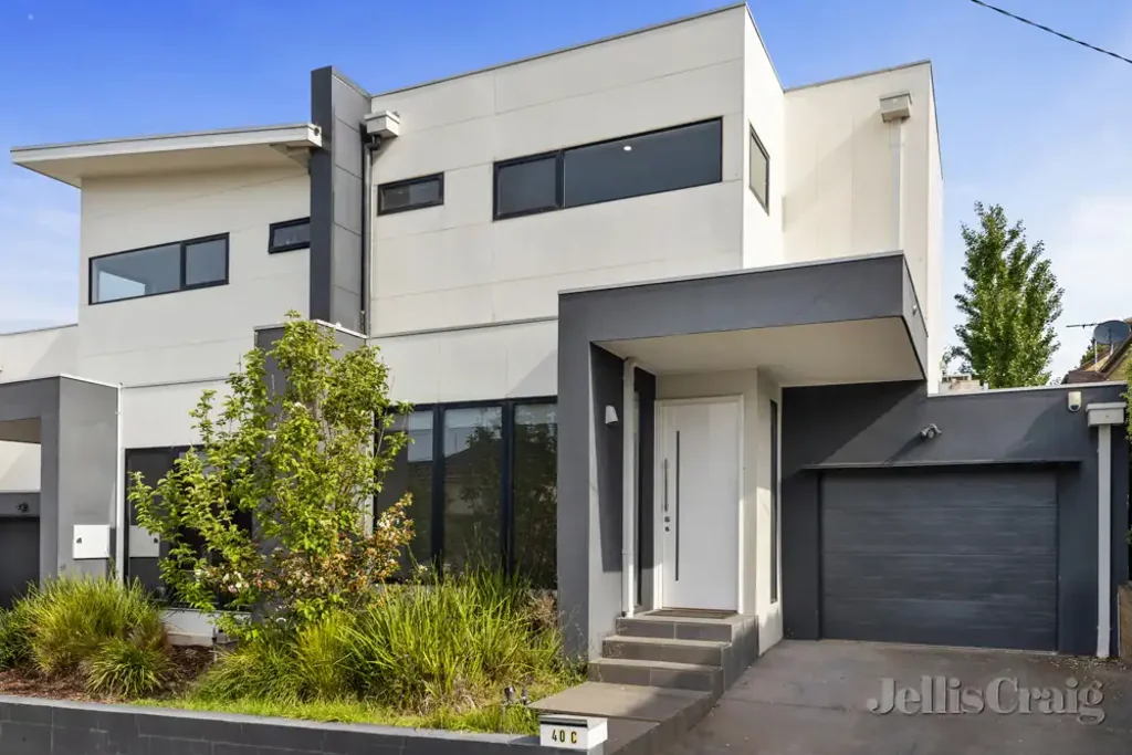 Modern Townhouse in sought after  suburb