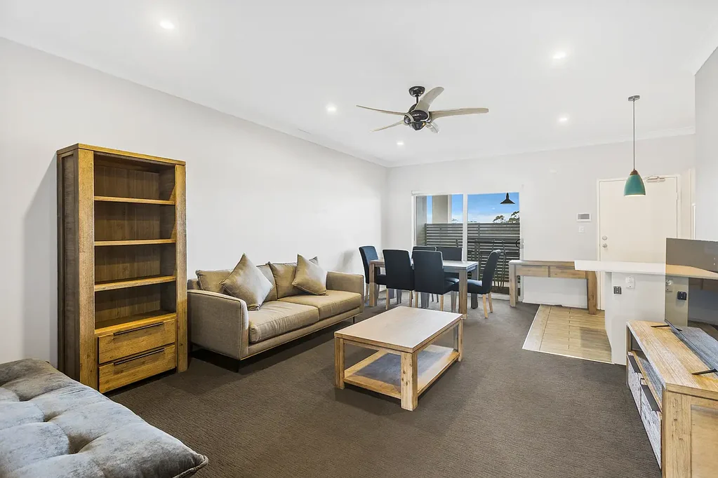 Corrimal 2房 精装修两居室 公寓全配家具 东西向双户外空间 宽敞卧室 开放式起居区 简约厨房 现代浴室 地下车库 步行生活配套 Urban Convenience with Instant Rental Return