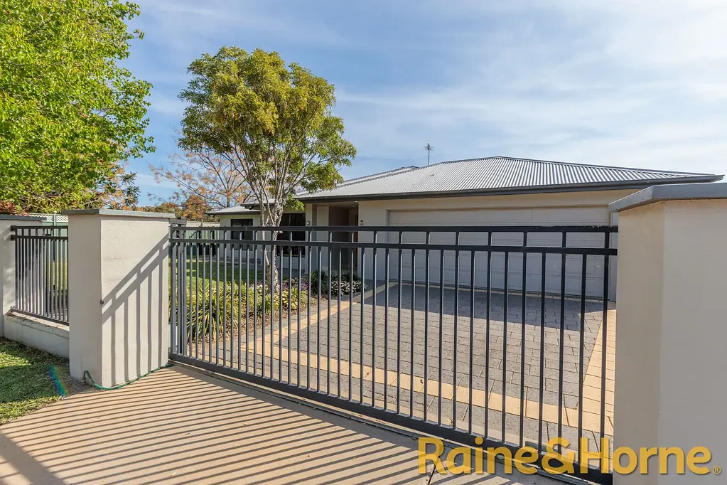 Dubbo 5ਬੈੱਡਰੂਮ Grand Scale Family Luxury with Poolside Perfection