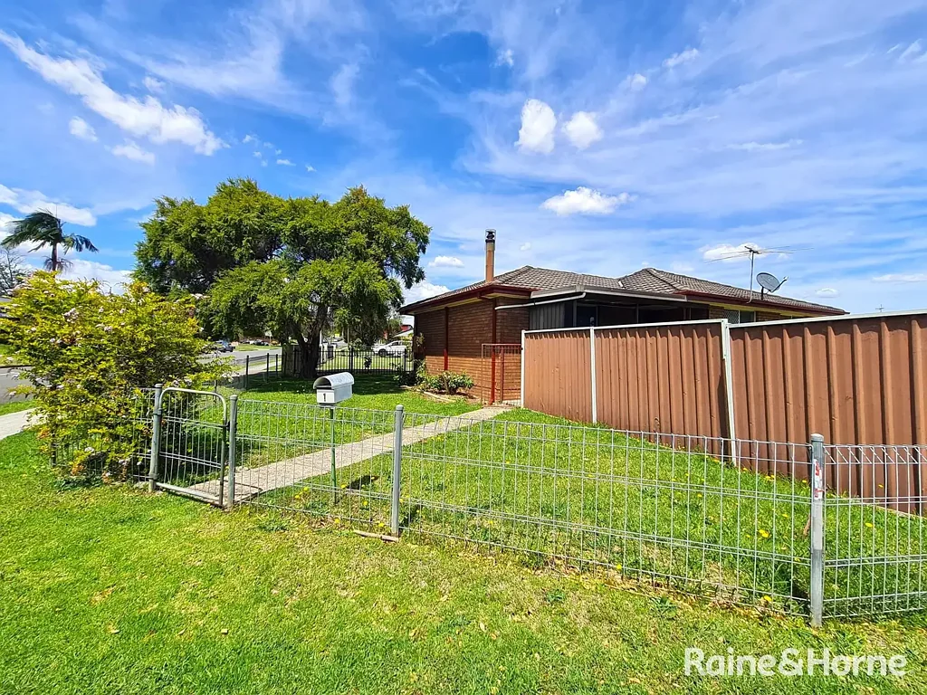 Charming 3-Bedroom House for Lease in Minto!!!