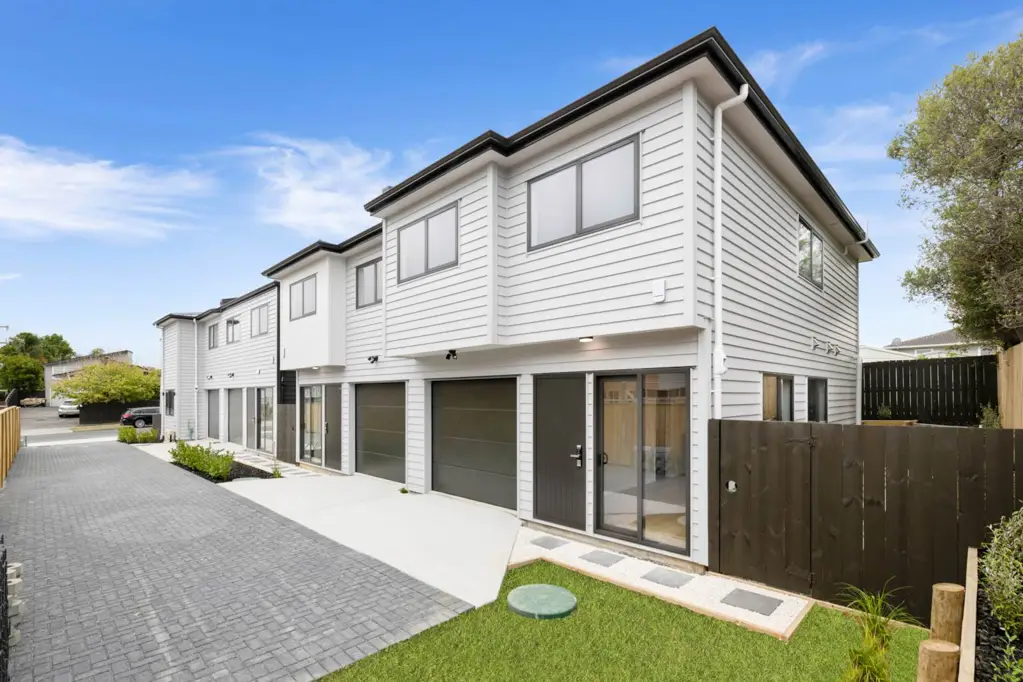 Bucklands Beach 4房 现代复式住宅 时尚舒适实用 地理位置优越 便利生活设施 邻近名校购物中心 黄金投资机会 行动迅速别错过 Price Slashed!  Secure Yours Today!