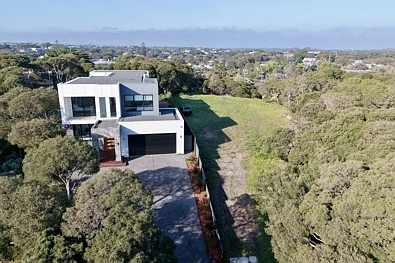 Rye 5Habitaciones Rare opportunity to purchase near new existing Resort-Style Coastal Luxury Home & adjacent Vacant Block with plans and permits.