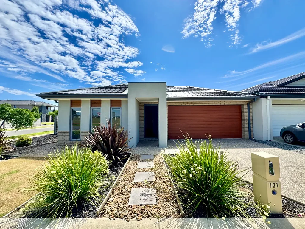 Light-filled Modern 4 Bedroom House in the Heart of Wyndham Vale