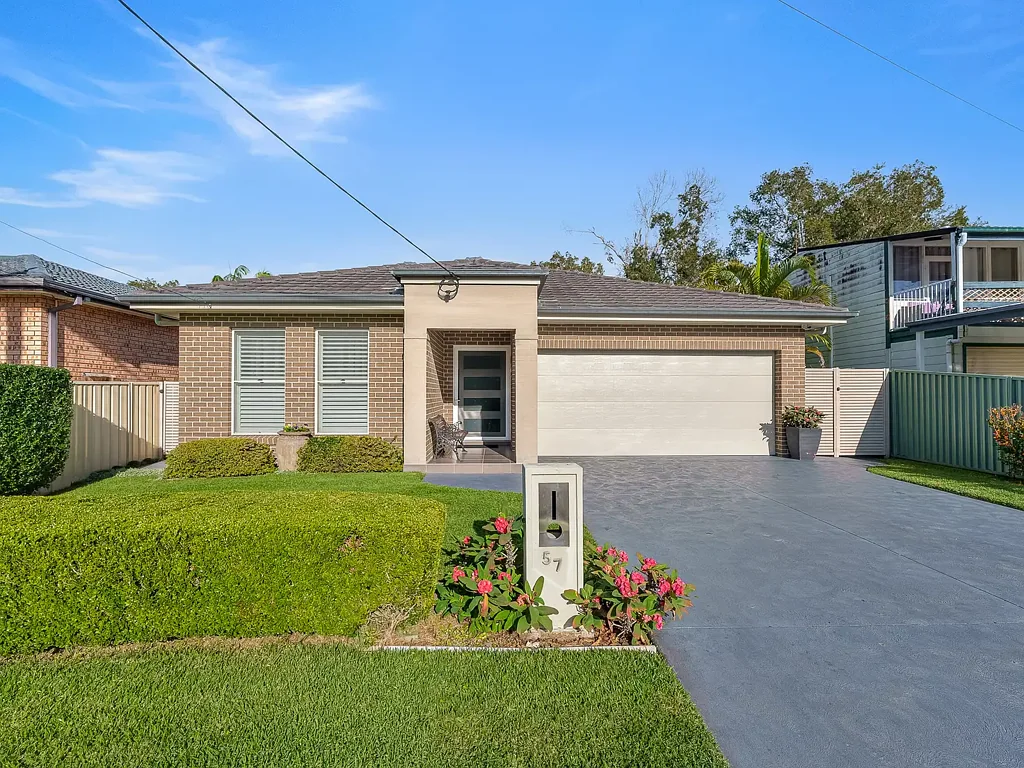 Summerland Point 4침실 Exceptional Space, Style, Convenience and Lifestyle close to the Lake
