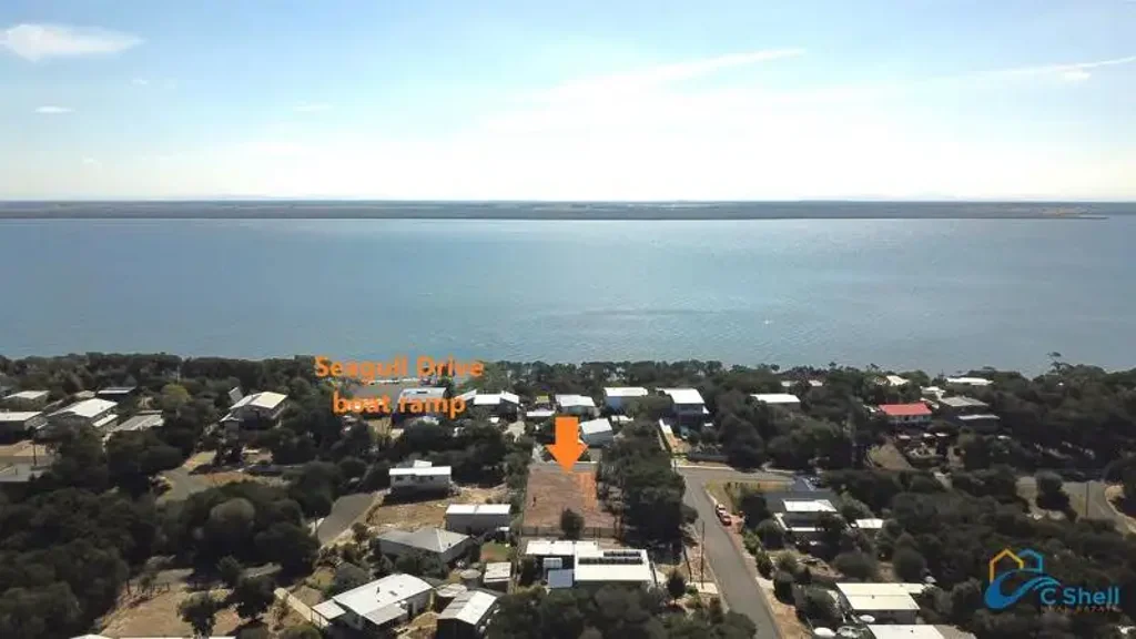 Loch Sport 北向设计享湖景 绝佳度假屋地块 清理完毕即可建造 步行至Lake Victoria沙滩 便捷生活配套全覆盖 视野开阔预算友好 AFFORDABLE VIEWS OF LAKE VICTORIA