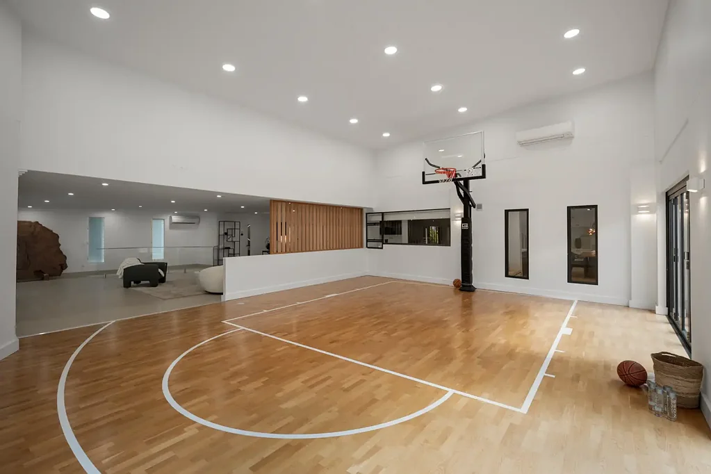 Hamilton 5chambre Architectural Family Entertainer with Indoor Basketball Court