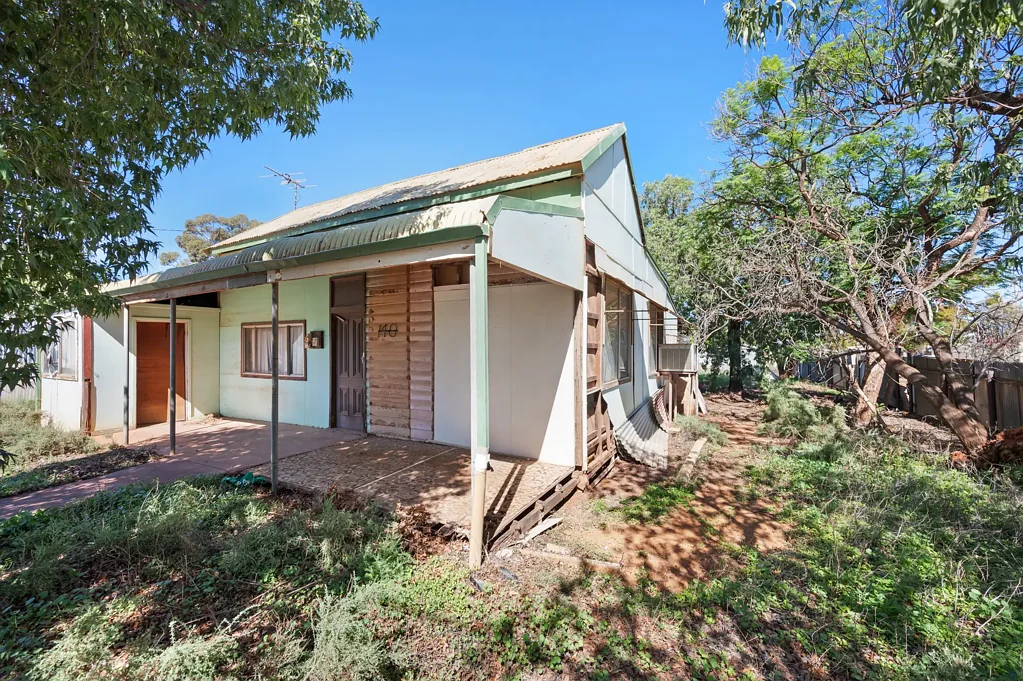 Boulder 4chambre Renovators Dream with an Abundance of Development Potential!