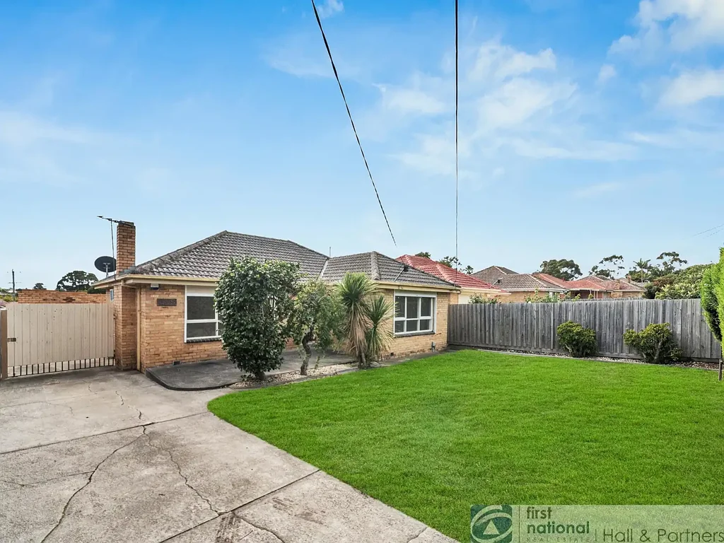Dandenong North 3房 无与伦比位置 585m2优质地产 三卧优质地毯 大型客厅 engineered flooring 更新浴室 独立卫生间 全屋燃气地暖 客厅空调 安保报警系统 窗户卷帘 Convenience at its best