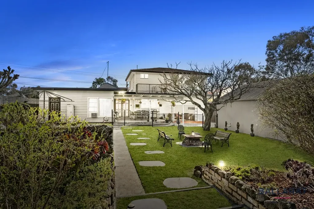 Golden Point 5 Bedroom Stunningly Updated Californian Bungalow in Prime Golden Point Location