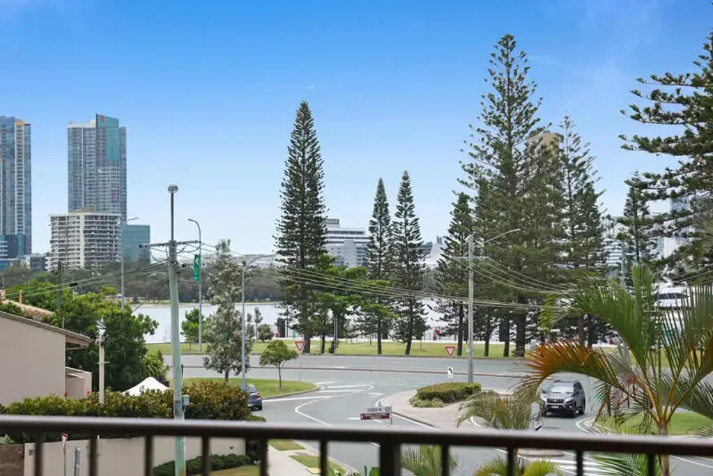 Main Beach 2कमरा Renovate & Reap the Rewards - Spacious Beachside Apartment