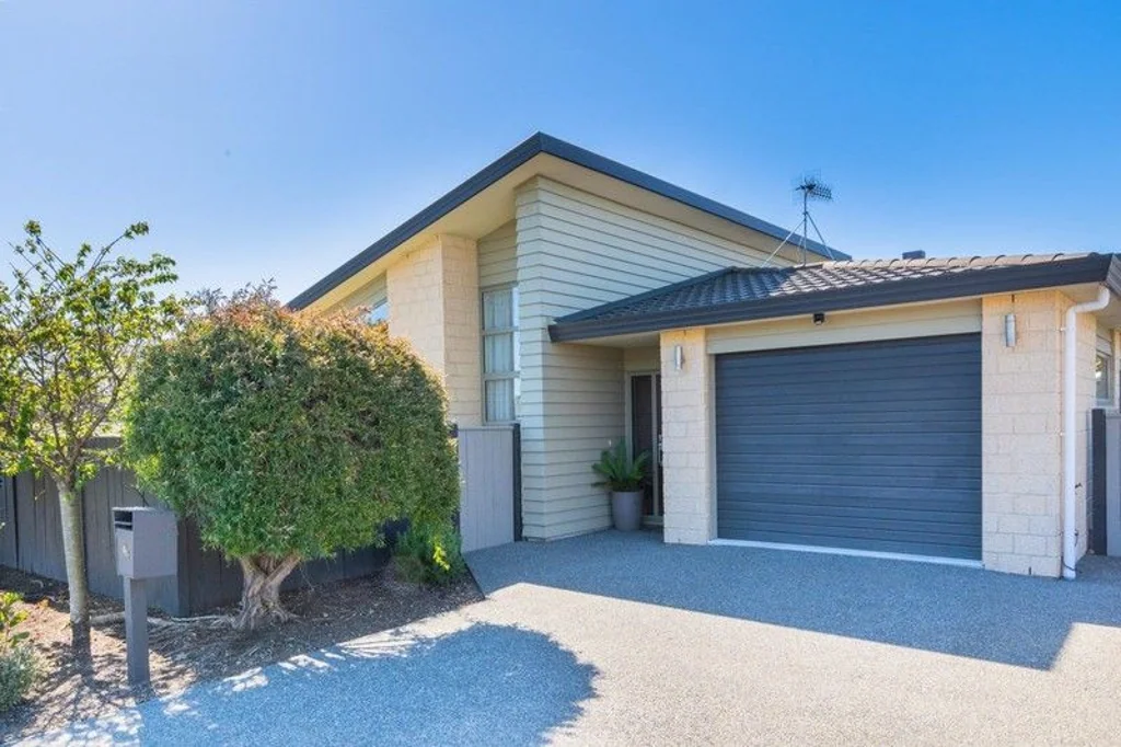 Raumati Beach 2Zimmer Hard to Find This Quality and Location!