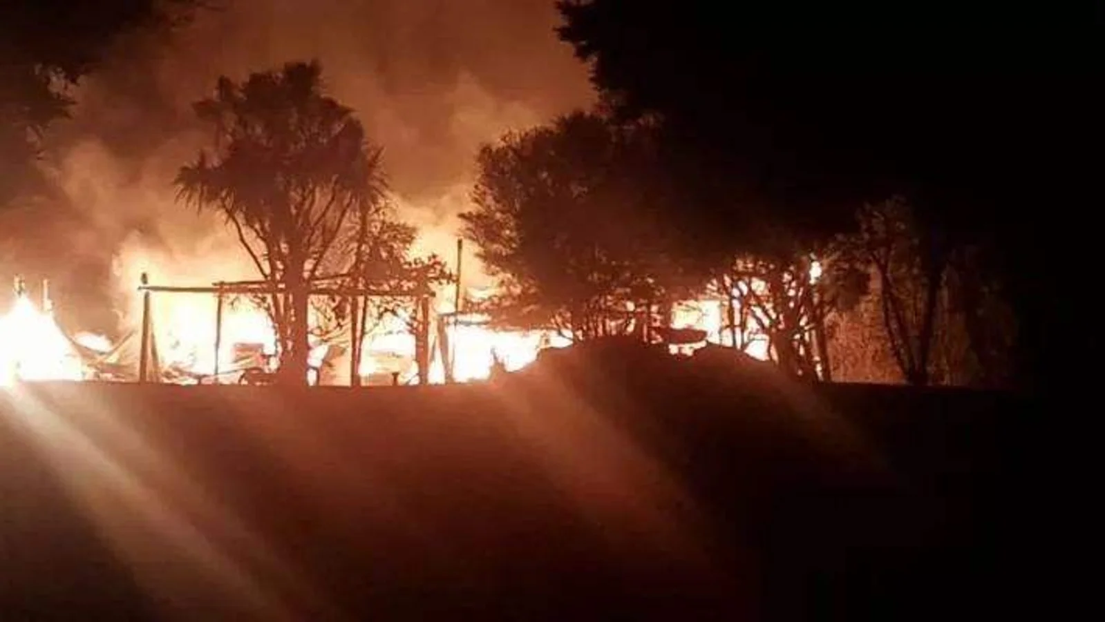 新西兰南岛最北端著名咖啡馆被大火烧毁，地标又少了一处……