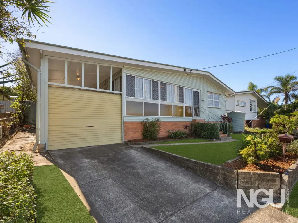 Eastern Heights 3Zimmer Spacious Eastern Heights Opportunity with Multiple Living Areas & Excellent Potential!
