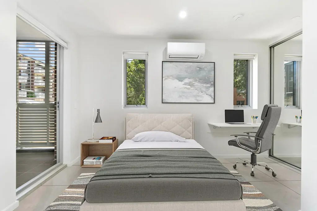 Self Contained Studio in Ashfield- WIFI included!