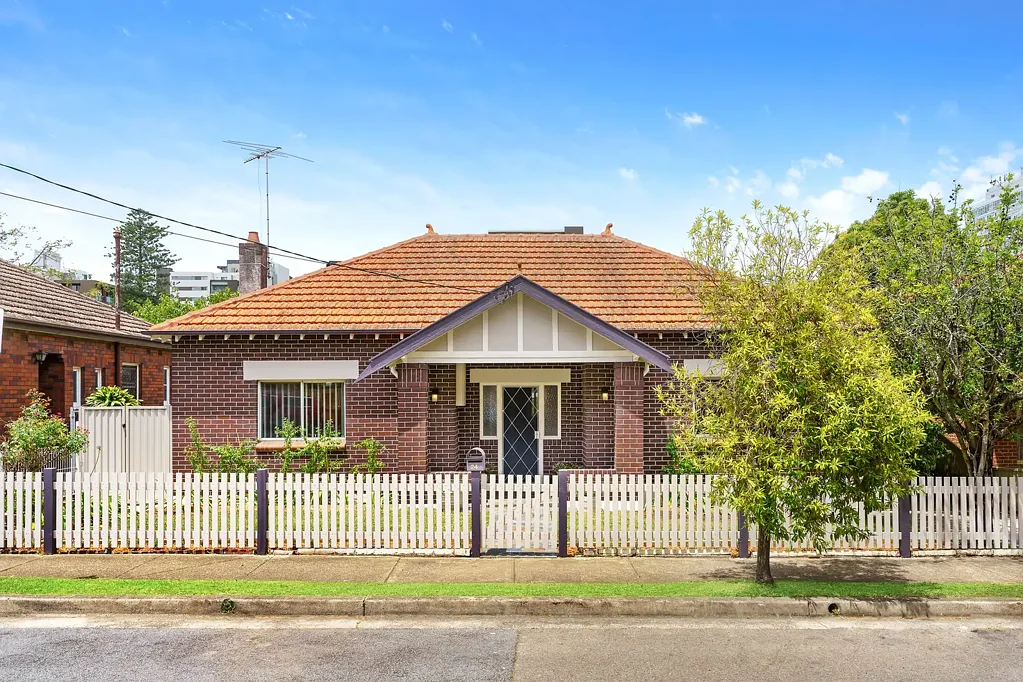 Burwood 3कमरा CHARMING WITH WIDE FRONTAGE IN PREMIUM SETTING CLOSE TO STATION, WESTFIELD, PARKS & MLC