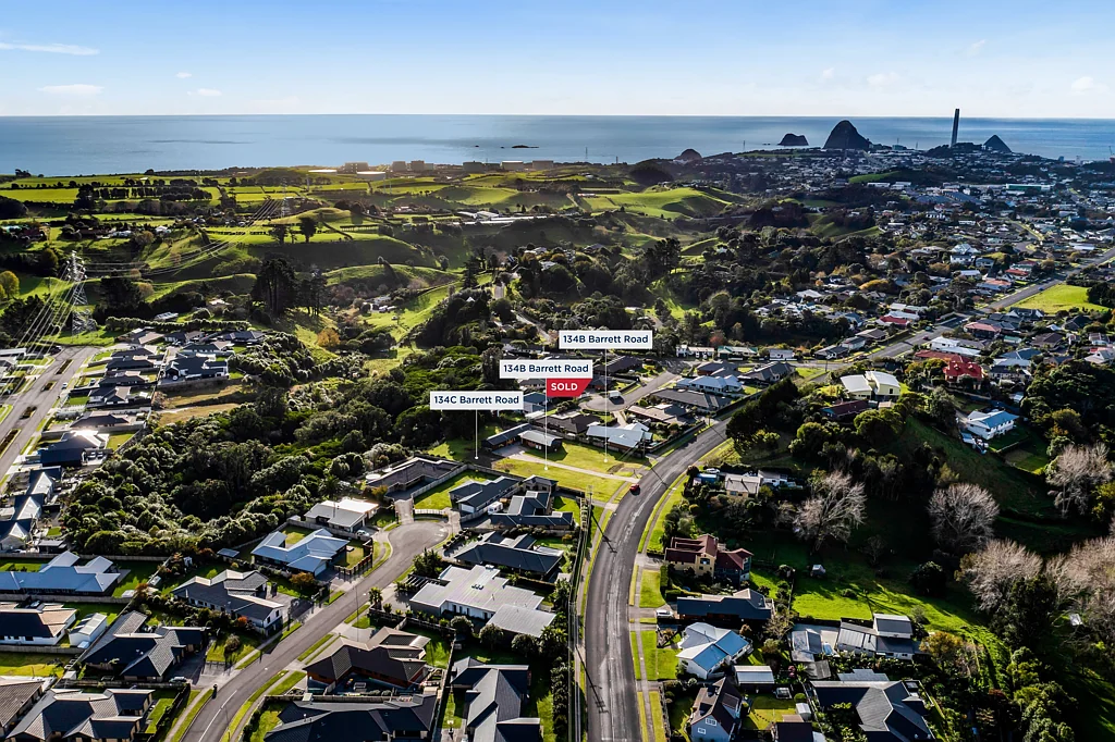 Whalers Gate  Standout sections in a "feel good" suburb!