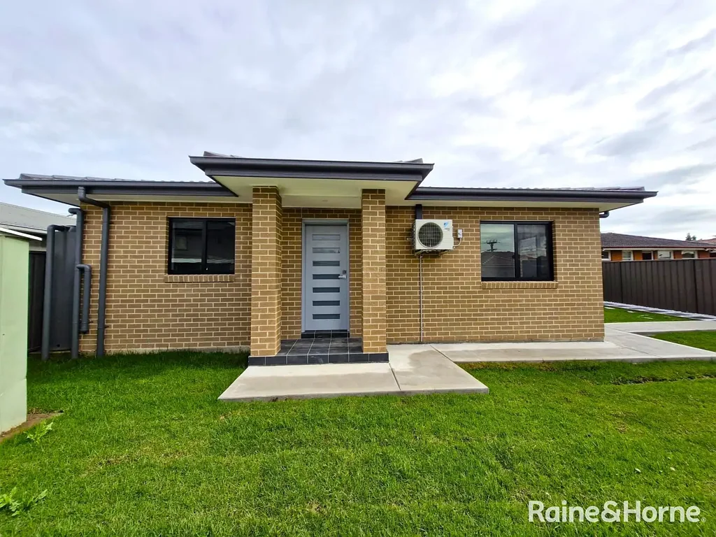 ONE YEAR OLD GRANNY FLAT FOR LEASE IN MACQUARIE FIELDS!!!